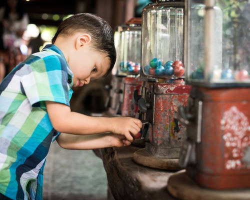 ガチャガチャの前から離れない 子どもに我慢させるコツは Chiik チーク 乳幼児 小学生までの知育 教育メディア