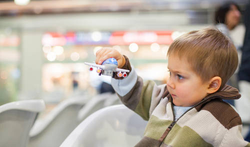 子連れ飛行機移動で役立つ 便利グッズ おもちゃ7選 Chiik チーク 乳幼児 小学生までの知育 教育メディア