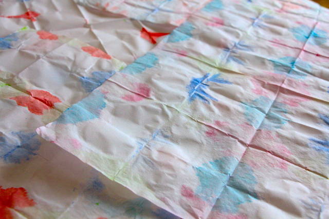 材料は100均 親子でおうちアートの 折り染め 紙染め に挑戦 Chiik