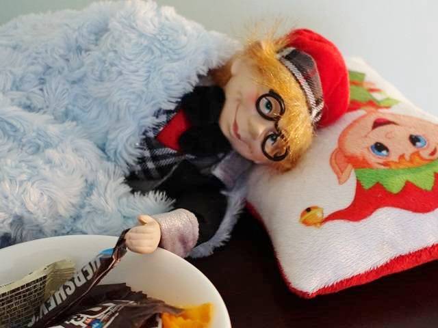 カナダではクリスマス前にイタズラ小人が家に来る Chiik