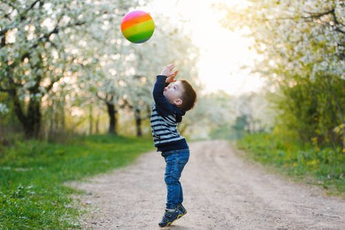 子どもにボール投げを教える方法とは 投げる楽しさを伝えよう Chiik