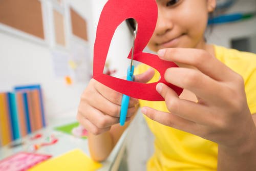 切り紙は知育におすすめ 簡単な作り方 Chiik チーク 乳幼児 小学生までの知育 教育メディア