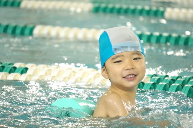 水泳を練習する子ども