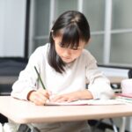 勉強をする女子小学生