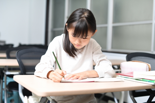 勉強をする女子小学生