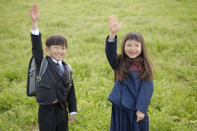 小学生の男の子と女の子