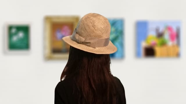 美術館で絵を見る後ろ姿