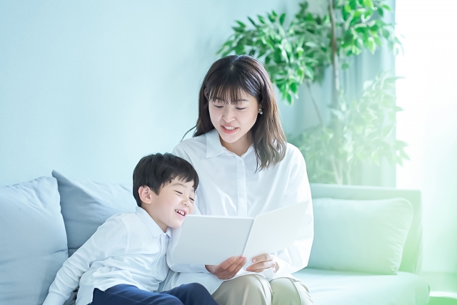 絵本を読む親子