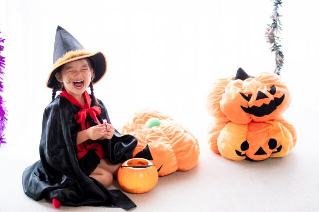 ハロウィンの仮装をする子ども