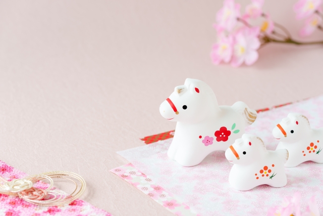 白馬の親子と桜の花