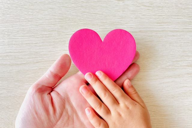 親子の手とハート