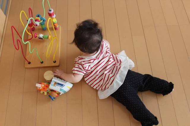 おもちゃで遊ぶ赤ちゃん｜写真素材なら「写真AC」無料（フリー）ダウンロードOK (822)