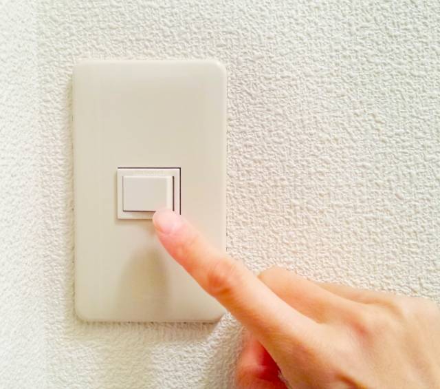 部屋の電気のスイッチをON OFFする指｜写真素材なら「写真AC」無料（フリー）ダウンロードOK (825)
