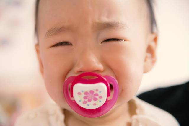「びえーん・・・」っと泣く赤ちゃん｜フリー写真素材・無料ダウンロード-ぱくたそ (7548)