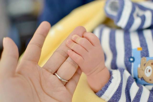 母の手を握る赤ちゃんの手｜フリー写真素材・無料ダウンロード-ぱくたそ (7591)