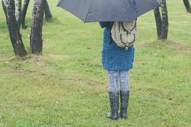 雨傘を差す女性5｜写真素材なら「写真AC」無料（フリー）ダウンロードOK (7619)