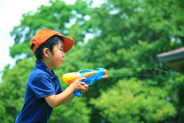 水鉄砲で遊ぶ子供１２｜写真素材なら「写真AC」無料（フリー）ダウンロードOK (9623)