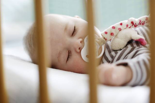 Mortalité infantile : faire dormir son bébé dans une boîte en carton, une bonne idée ? - Linternaute (30295)
