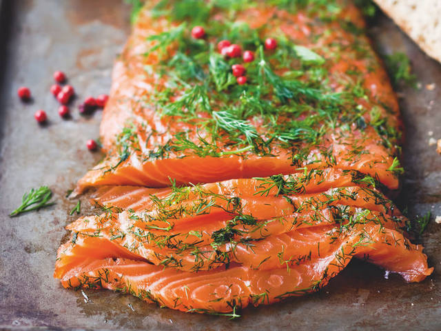 Saumon mariné à l’aneth et à la mandarine - Repas de fête : nos recettes au saumon - Femme Actuelle (30726)