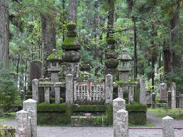 File:高野山奥の院にて 武田信玄・勝頼の墓 Tomb of Takeda Shingen and Katsuyori 2011.8.27 - panoramio.jpg - Wikimedia Commons (44659)