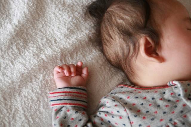 眠っている赤ちゃん｜写真素材なら「写真AC」無料（フリー）ダウンロードOK (52444)