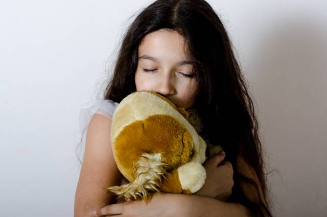 人形を抱える女の子６｜写真素材なら「写真AC」無料（フリー）ダウンロードOK (52456)