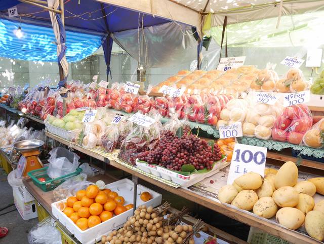 タイの屋台で売られているフルーツ
