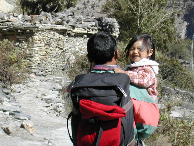 子どもを抱っこしてくれるネパール人ガイド