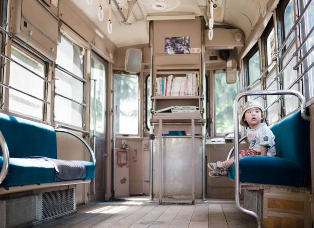 都電荒川線の展示車両内で遊ぶ子供｜写真素材なら「写真AC」無料（フリー）ダウンロードOK (62301)