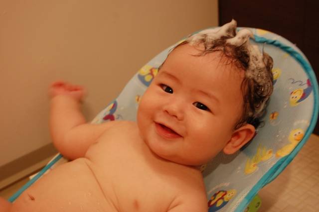 お風呂に入る赤ちゃん　１｜写真素材なら「写真AC」無料（フリー）ダウンロードOK (63490)