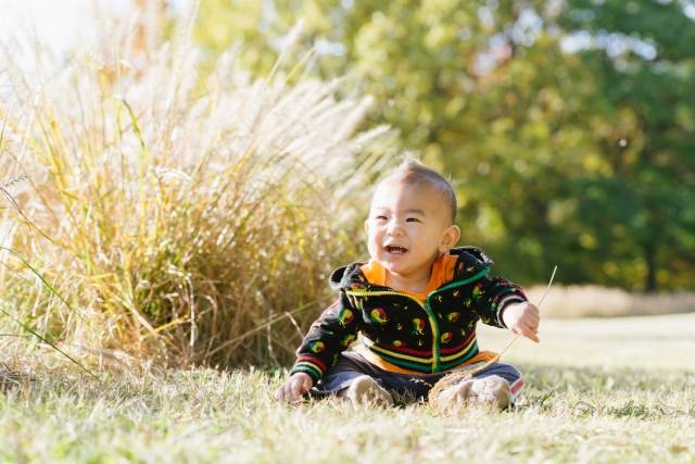 秋の公園で遊ぶ赤ちゃん｜写真素材なら「写真AC」無料（フリー）ダウンロードOK (64513)