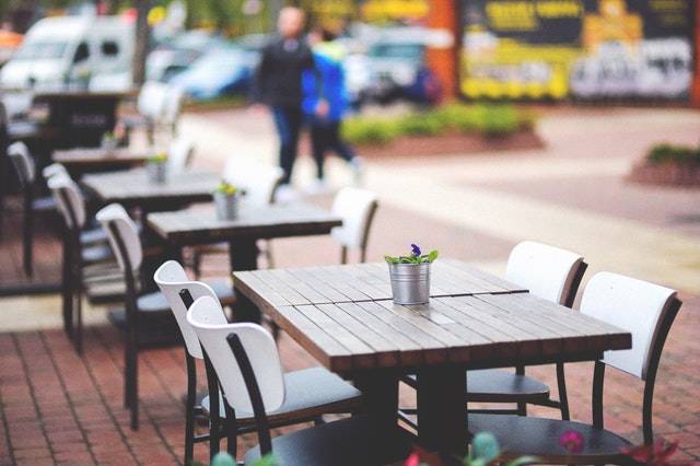 Street view of a coffee terrace with tables and chairs · Free Stock Photo (65619)