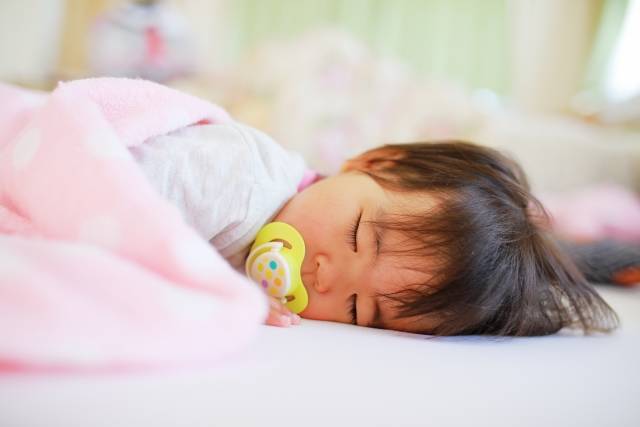 眠る赤ちゃん　女の子｜写真素材なら「写真AC」無料（フリー）ダウンロードOK (65667)