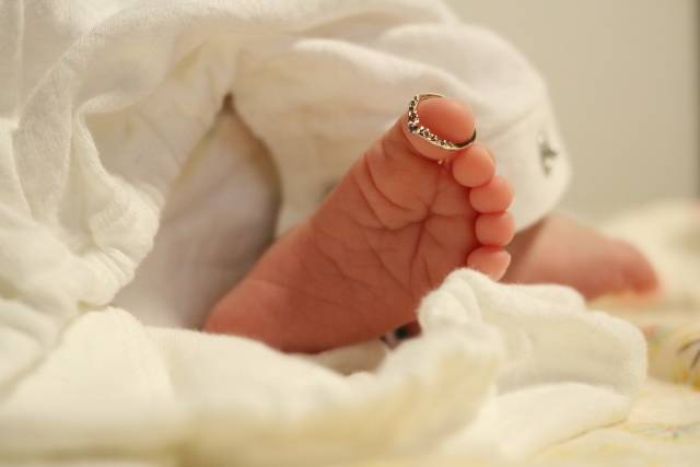 生まれたての赤ちゃんとベビーリング｜写真素材なら「写真AC」無料（フリー）ダウンロードOK (66752)