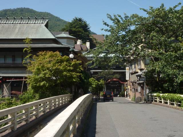 File:Hakone yumoto onsen.jpg - Wikimedia Commons (67604)