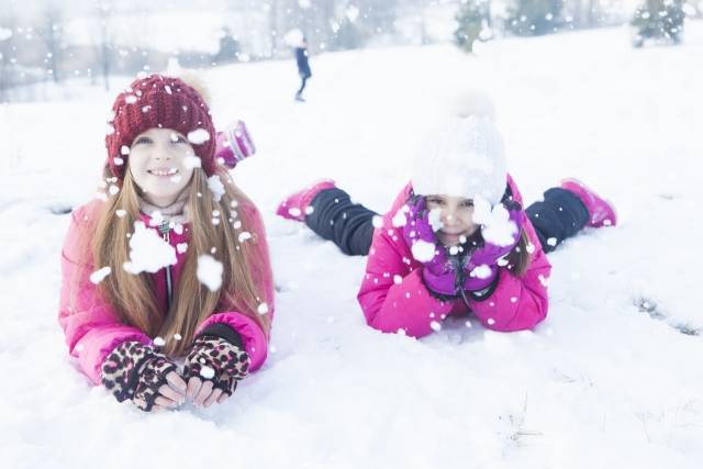 雪の上に寝転ぶ姉妹1｜写真素材なら「写真AC」無料（フリー）ダウンロードOK (67644)