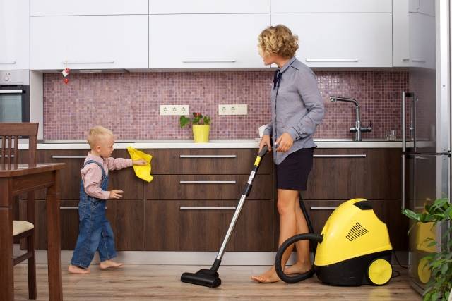 掃除の真似をする息子と掃除機をかけるワーキングマザー16｜写真素材なら「写真AC」無料（フリー）ダウンロードOK (67808)