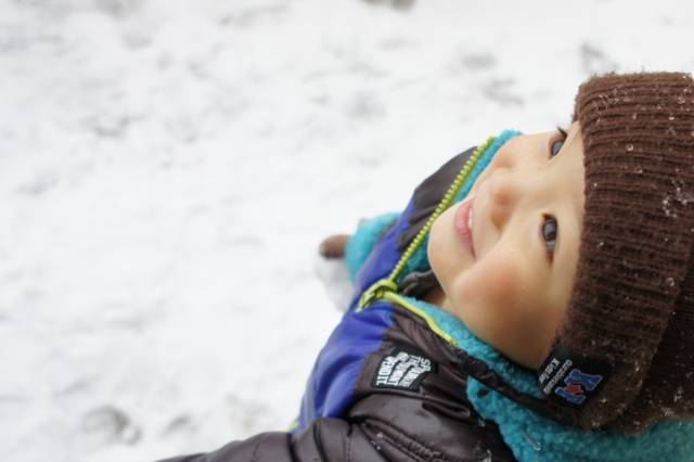 雪と男の子｜写真素材なら「写真AC」無料（フリー）ダウンロードOK (71493)