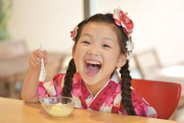 アイスを食べる子供｜写真素材なら「写真AC」無料（フリー）ダウンロードOK (73455)