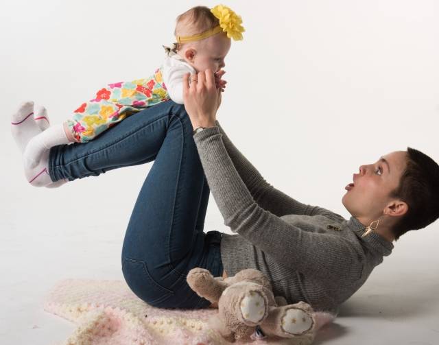 赤ちゃんを足に乗せるお母さん1｜写真素材なら「写真AC」無料（フリー）ダウンロードOK (73604)