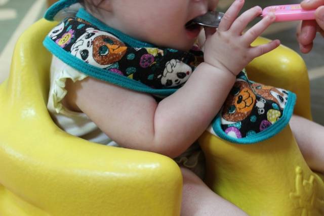 離乳食を食べる赤ちゃん２｜写真素材なら「写真AC」無料（フリー）ダウンロードOK (74743)