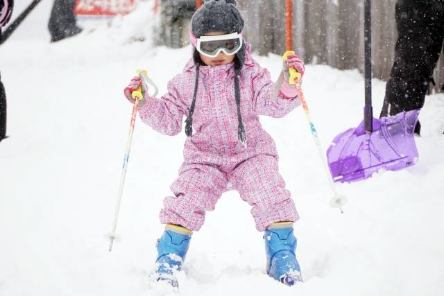 スキーをする子ども｜写真素材なら「写真AC」無料（フリー）ダウンロードOK (76339)