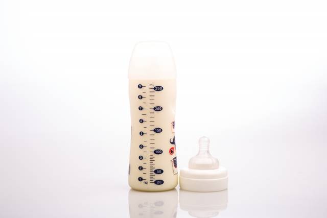 哺乳瓶とミルク｜写真素材なら「写真AC」無料（フリー）ダウンロードOK (76442)