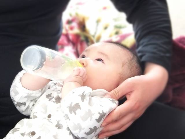 ミルクの飲む赤ちゃん　7｜写真素材なら「写真AC」無料（フリー）ダウンロードOK (76443)