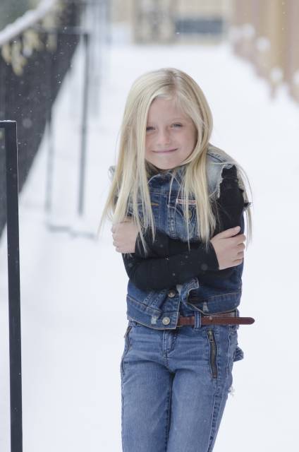 雪の中の外国人の少女5｜写真素材なら「写真AC」無料（フリー）ダウンロードOK (77205)