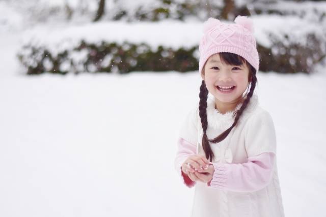 雪で遊ぶ子供｜写真素材なら「写真AC」無料（フリー）ダウンロードOK (77680)