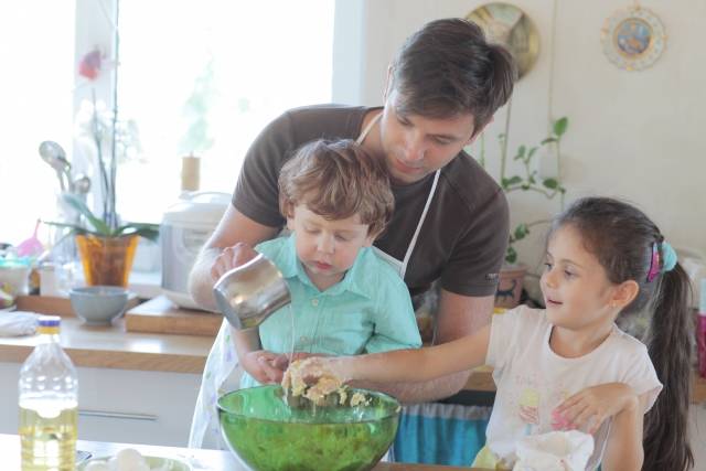 台所で料理の手伝いをする子供たちと父親3｜写真素材なら「写真AC」無料（フリー）ダウンロードOK (78624)