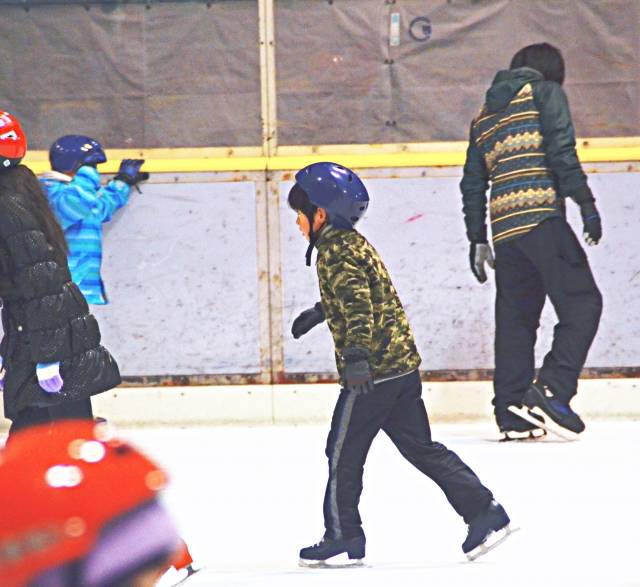 アイススケートを楽しむ少年｜写真素材なら「写真AC」無料（フリー）ダウンロードOK (78777)