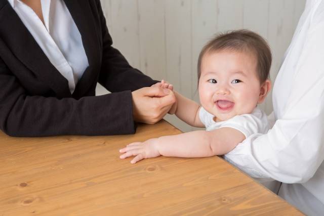 赤ちゃんとビジネスウーマン（笑顔）｜写真素材なら「写真AC」無料（フリー）ダウンロードOK (80114)