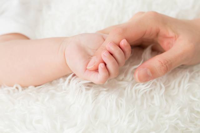 赤ちゃんと手をつなぐ女性｜写真素材なら「写真AC」無料（フリー）ダウンロードOK (81332)